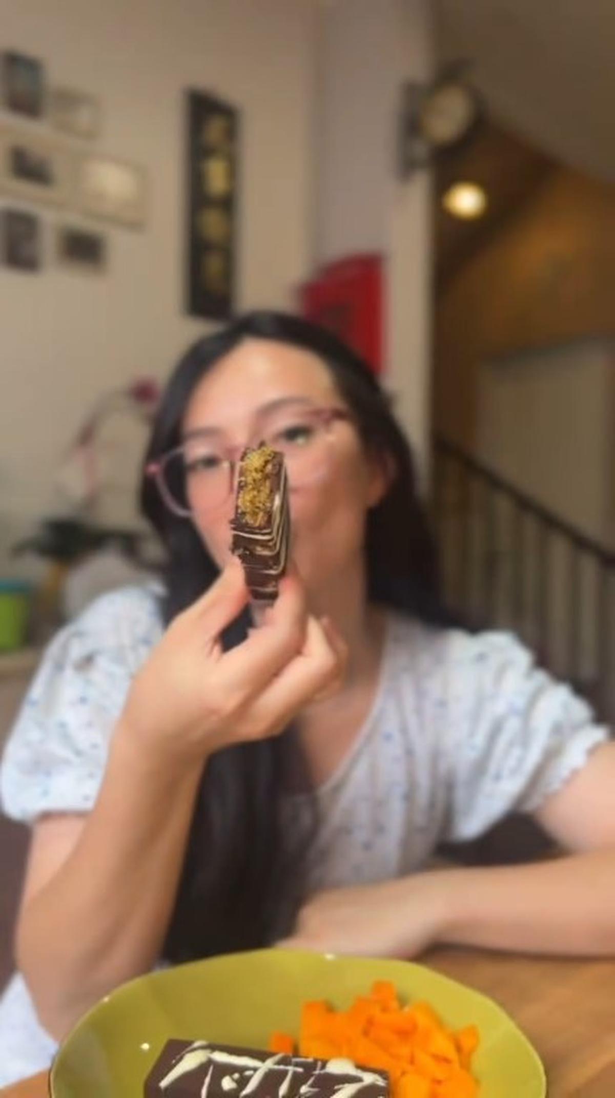 7 Potret Asmirandah Buat Cokelat Dubai Sendiri, Penasaran Meski Sudah Nyobain yang Asli - Hasilnya Menggiurkan