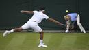 Aksi Petenis Prancis, Jo-Wilfried Tsonga  dan hakim garis saat laga melawan petenis Inggris Raya, Cameron Norrie pada babak pertama Wimbledon 2017 di The All England Lawn Tennis Club, Wimbledon, London, (3/7/2017). (AFP/Oli Scarff)