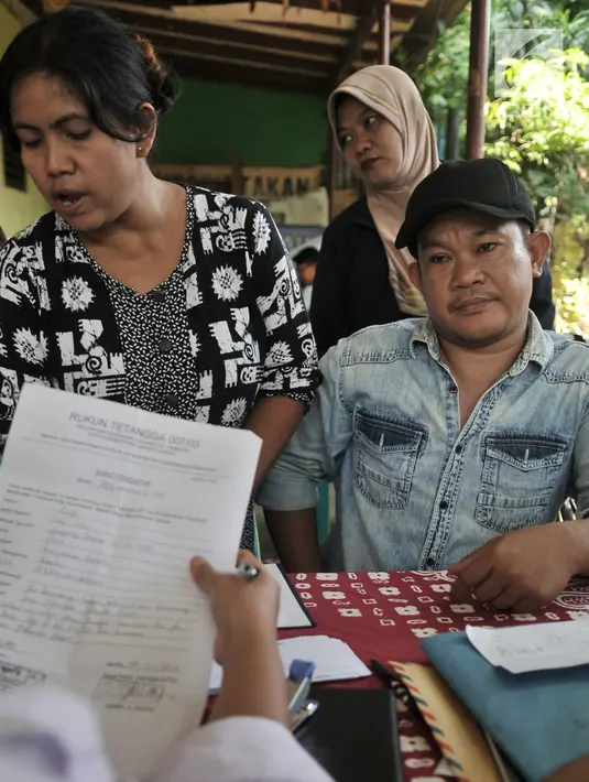 Warga mengikuti Bina Kependudukan (Biduk) di Pal Putih, Kramat, Senen, Jakarta, Rabu (10/7/2019). Biduk melayani pembuatan Kartu Indonesia Anak (KIA) serta Akta Kelahiran, dan pembaharuan KTP. (merdeka.com/Iqbal Nugroho)