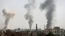Kepulan asap membumbung ke angkasa usai Jet Tempur Saudi menjatuhkan bom di Sanaa, Yaman, Rabu (31/8). Serangan tersebut ditujukan untuk melemahkan kelompok Houthi. (REUTERS / Khaled Abdullah) 