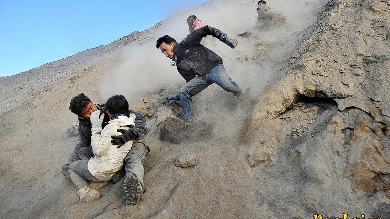 Adegan ketika Ian dan Dinda terjatuh di lereng semeru Â©KapanLagi.comÂ®