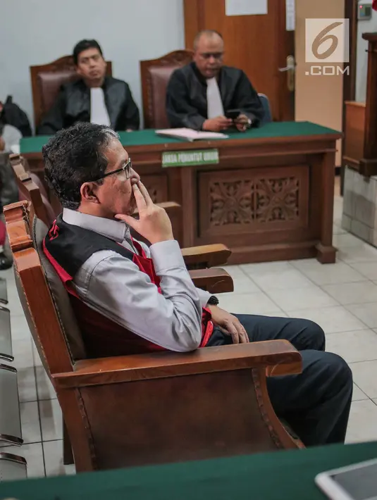 Terdakwa kasus dugaan penghilangan barang bukti pengaturan skor, Joko Driyono mendengarkan pembacaan putusan di PN Jakarta Selatan, Selasa (23/7/2019). Joko Driyono dinyatakan bersalah atas perkara pengrusakan barang bukti dengan vonis hukuman 1 tahun 6 bulan penjara. (Liputan6.com/Faizal Fanani)