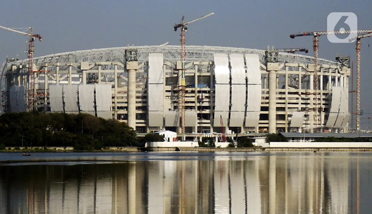 Suasana pembangunan Jakarta International Stadium (JIS) yang terlihat dari Waduk Cincin, Tanjung Priok, Jakarta, Senin (16/8/2021). Selain penyelenggaraan Formula E, Gubernur DKI Jakarta Anies Baswedan menargetkan JIS diresmikan akhir tahun ini. (Liputan6.com/Johan Tallo)