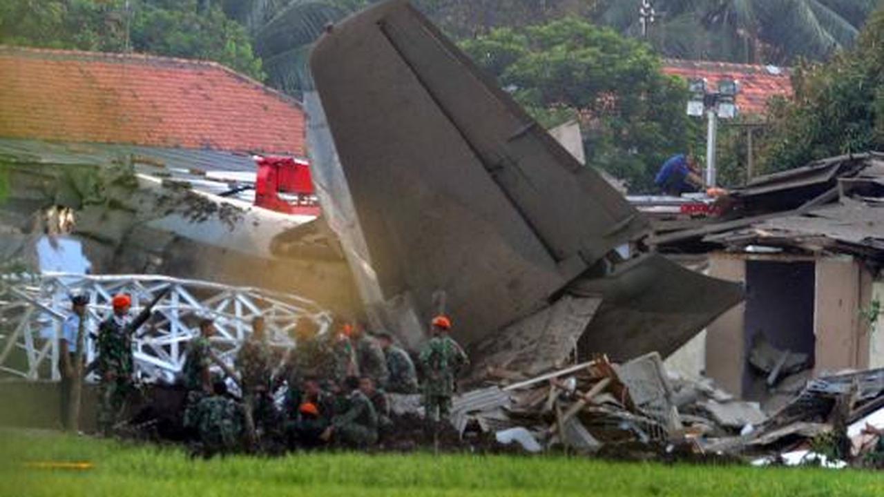 Badan Fokker yang menumbuk rumah