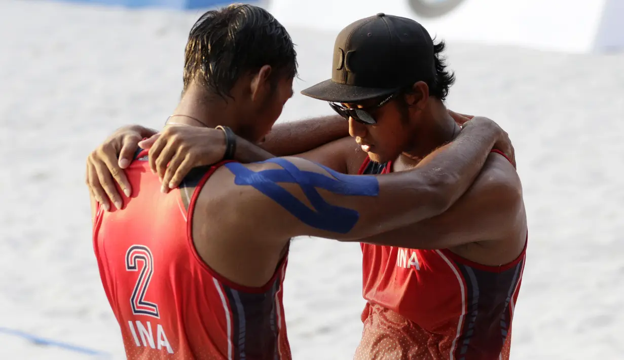 Pevoli pantai Indonesia, Ade Chandra dan Muhammad Ashfiya, bersiap melawan Thailand pada laga final voli pantai beregu putra SEA Games di Subic Court Tennis, Filipina, Jumat (6/12). Indonesia berhasil meraih emas. (Bola.com/M Iqbal Ichsan)
