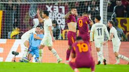 Para pemain Lille merayakan keberhasilan Berke Ozer menghalau tendangan penalti pemain AS Roma pada matchday kedua Liga Europa di Stadion Olimpico, Roma, Kamis (2/10/2025) malam WIB. (AP Photo/Andrew Medichini)