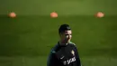 Penyerang Portugal, Cristiano Ronaldo tersenyum selama sesi pelatihan tim di stadion Algarve di Faro (13/11/2019). Portugal akan bertanding melawan Lithuania pada Grup B Kualifikasi Piala Eropa 2020 di Estádio Algarve. (AFP Photo/Patricia De Melo Moreira)