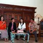 Iriana Jokowi didampimngi Gibran, Selvi Ananda dan Anggit selaku jubir keluarga. (M. Akrom Sukarya/bintang.com)