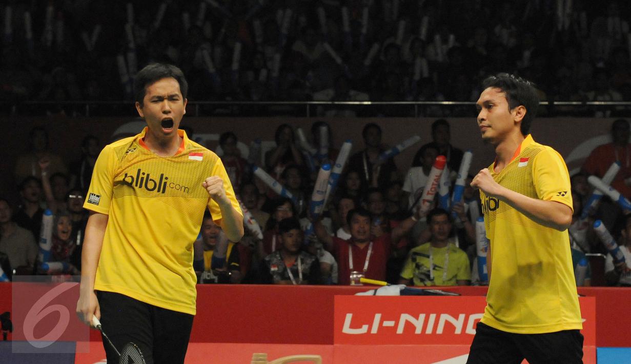 Ganda putra Indonesia, M Ahsan/Hendra Setiawan berteriak saat laga melawan Liu Xiaolong/QiuZihan(Tiongkok) di final Total BWF World Championships 2015, Jakarta, Minggu (16/8/2015). Ahsan/Hendra unggul 21-17, 21-14. (Liputan6.com/Helmi Fithriansyah)