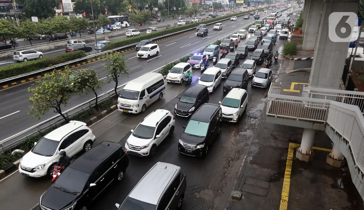 Kendaraan bermotor melintas di Jalan MT Haryono, Jakarta, Rabu (27/10/2021). Pemprov DKI Jakarta berencana menerapkan sanksi tilang bagi kendaraan bermotor yang tidak lulus uji emisi mulai 13 November 2021. (Liputan6.com/Helmi Fithriansyah)