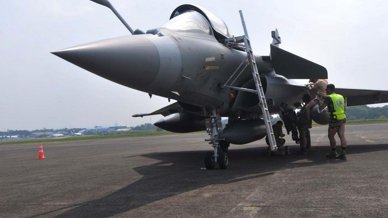 Misi ini melibatkan tiga pesawat milik Prancis, yaitu jet tempur Rafale, pesawat tangker A330 (multi role tanker transport) MRTT Phenix, dan pesawat angkut Airbus A400M Atlas. Foto: merdeka.com / Imam Buhori<br>
