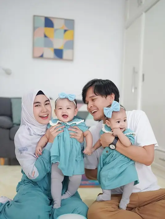 Anisa Rahma asuh buah hati [Instagram/anisarahma_12]