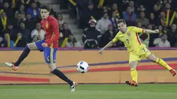 Pemain Romania, Adrian Popa melepaskan tembakan saat dihadang pemain Spanyol, Mrac Bartra pada laga persahabatan di Stadion Cluj Arena, Cluj, Senin (28/3/2016) dini hari WIB.  (REUTERS/Inquam Photos/Octav Ganea)