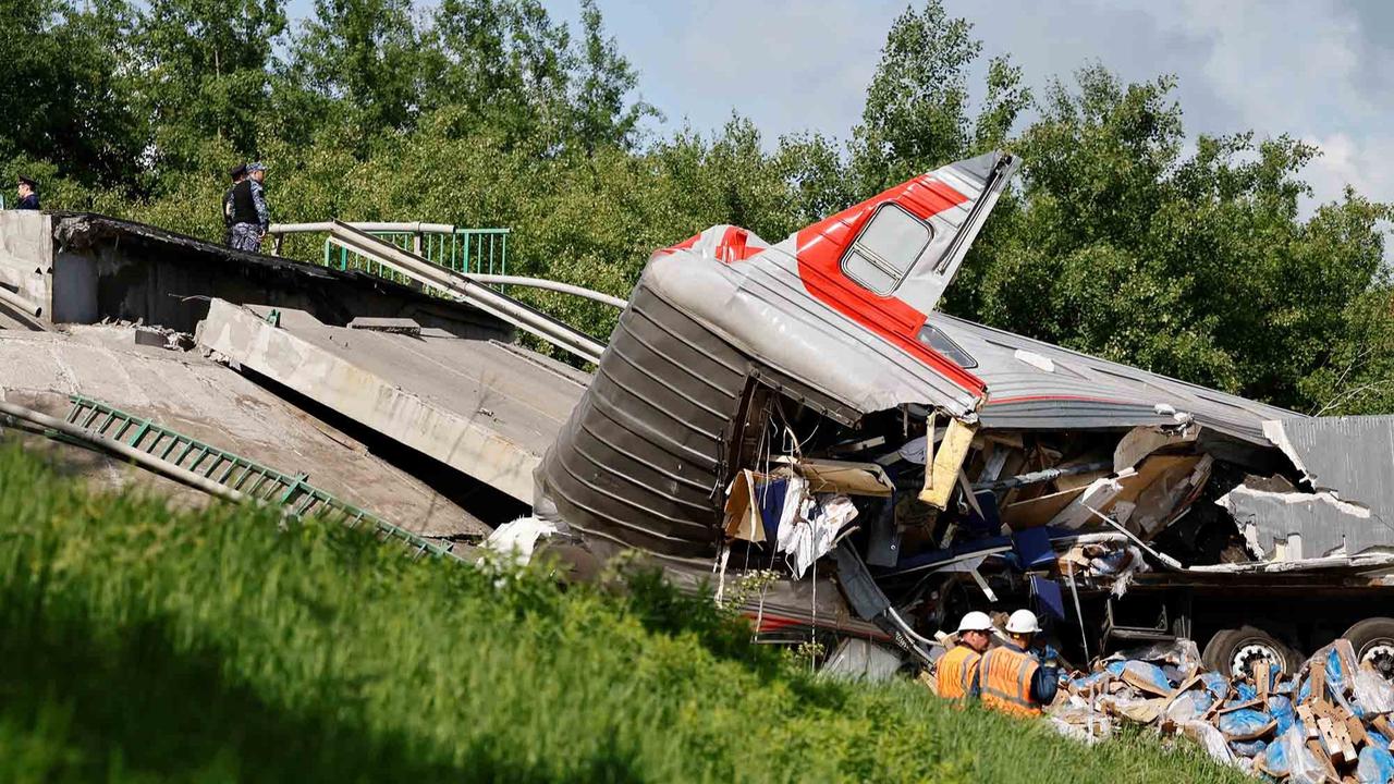 FOTO: Penampakan Gerbong Kereta Api  Hancur  Tertimpa Material Robohnya Jembatan Jalan Raya di Rusia
