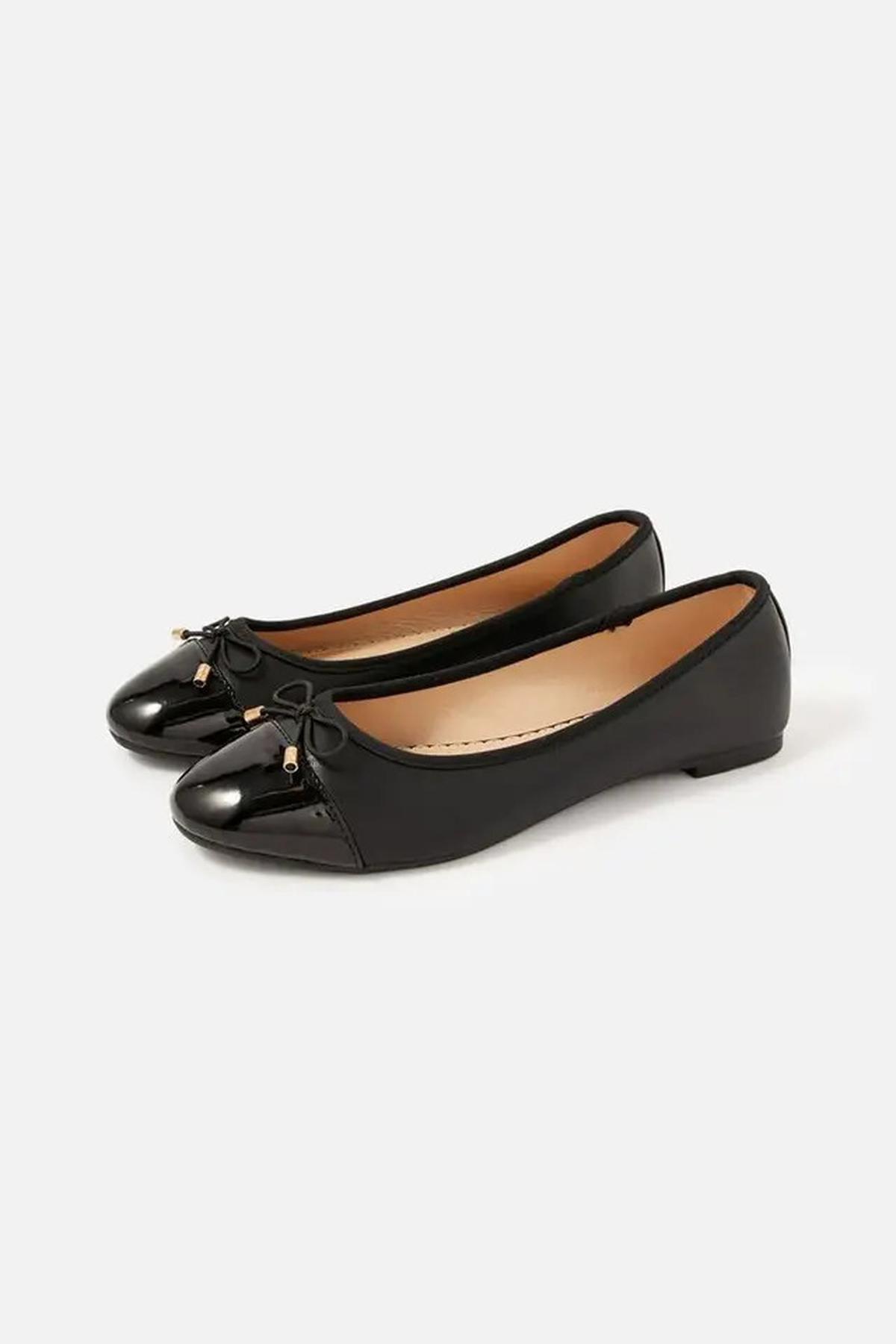 Model Wedges atau Flat Shoes? Ini yang Paling Cocok Buat Lebaran