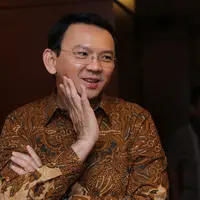 Gubernur DKI Jakarta Basuki T Purnama alias Ahok memberikan keterangan usai menonton film Comic 8 di Djakarta Theatre, Jakarta, Jumat (18/3). Film comic 8  tersebut menembus lebih dari satu juta penonton. (Liputan6.com/Herman Zakharia) 