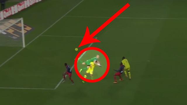 Tabrak Teman Setim, Kiper Ini Jadi Kebobolan