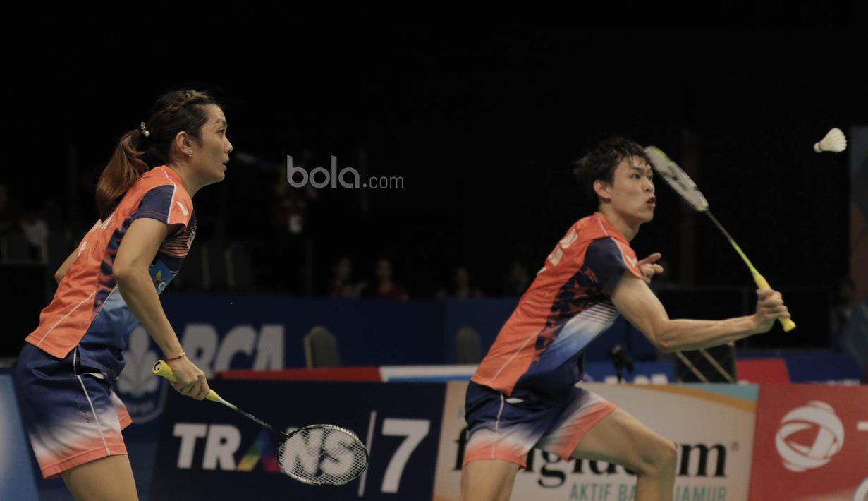 Pasangan Malaysia, Tan Kian Meng/Lai Pei Jing, kalah dari pasangan Indonesia, Tontowi Ahmad/Liliyana Natsir pada laga Indonesia Open 2017 di JCC, Jumat (16/6/2017). Indonesia 21-18, 21-16. (Bola.com/M Iqbal Ichsan)