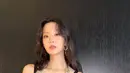 Gaya beraninya terlihat berkelas dengan halterneck kristal dress bernuansa gold dari Dolce&Gabbana [@munlight_ky]