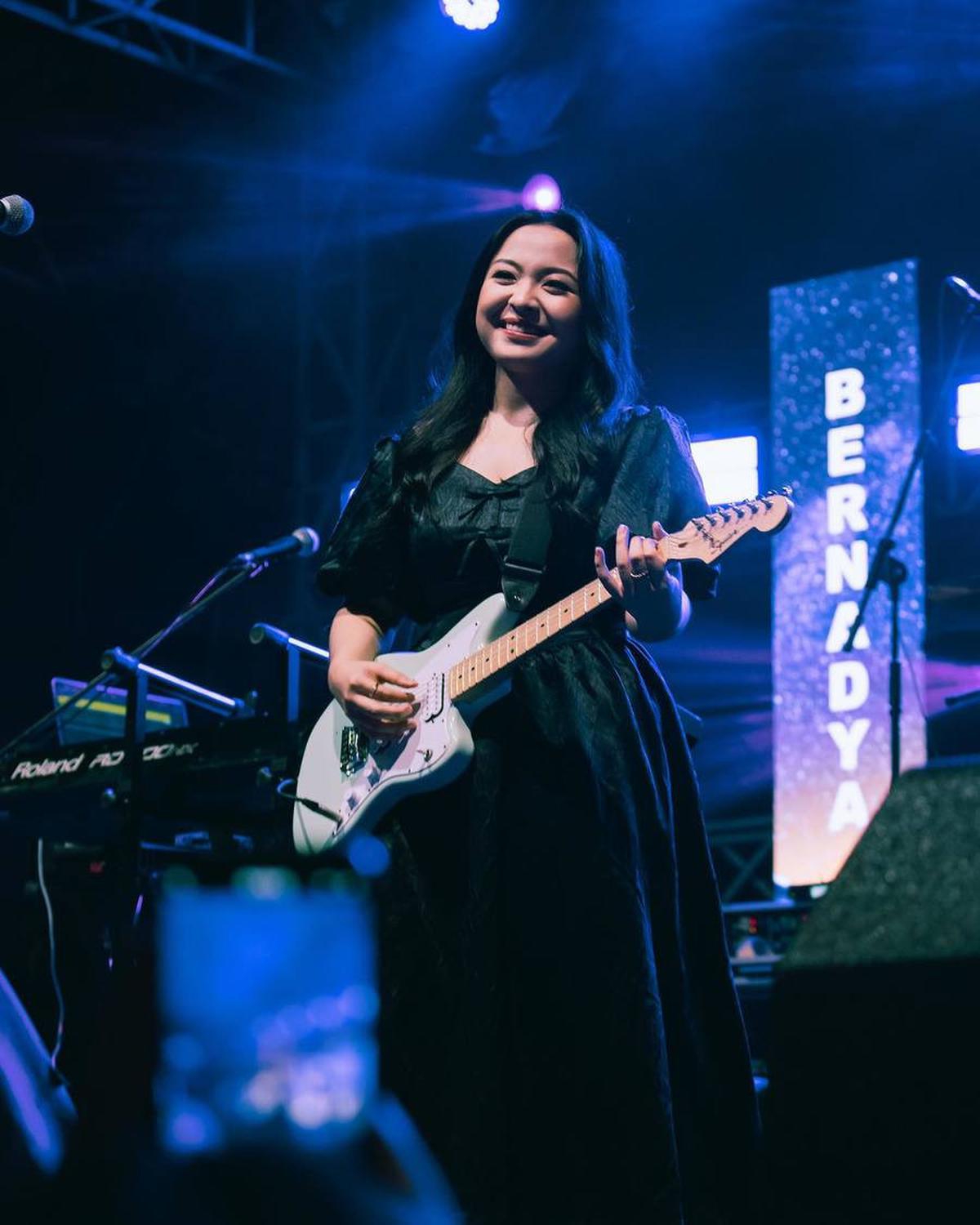 Setelah berkarier sebagai duo, Bernadya melanjutkan perjalanan musiknya secara solo dengan bergabung bersama label Juni Records. Single debutnya, 'Apa Mungkin', dirilis pada tahun 2022, dan segera disusul oleh hit lainnya seperti 'Satu Bulan', yang mencat