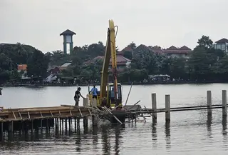 Pembangunan di atas danau di Depok. (Liputan6.com/Dicky Agung Prihanto)