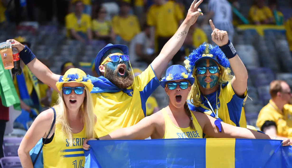 Fans Swedia juga tidak mau kalah dengan Italia saat memberikan dukungan saat timnya berlaga  pada grup E Euro Cup 2016 di Stadion Municipal, Toulouse, Jumat (17/6/2016) WIB.  (AFP/RÈmy Gabalda)