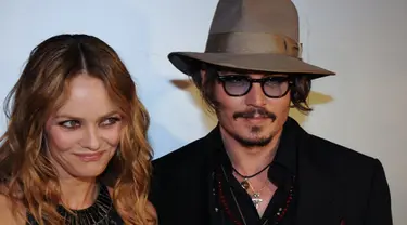 Setelah bercerai dari Amber Heard, sosok Johnny Depp memang tak lepas dari pemberitaan publik. Si duda keren yang satu ini juga tak jarang disebut dekat dengan beberapa wanita dan seakan mencari pengganti Amber. (AFP/Bintang.com)