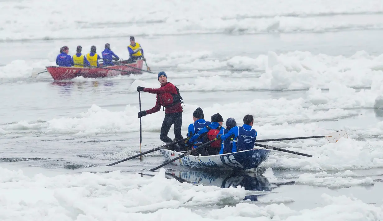 Tim Emergensys / RBC Banque Royale saat berlaga dalam balapan Kano Es di Karnaval Musim Dingin Quebec di Kota Quebec, Kanada, (5/2). (The Canadian Press / Francis Vachon)
