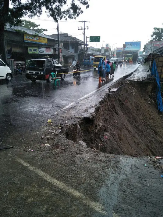 Kondisi longsor yang terjadi di kawasan Puncak Bogor, Jawa Barat (5/2). Selain itu tiang listrik roboh mengganggu lalu lintas sehingga jalan tidak dapat dilalui. (Foto: Lantas Bogor)