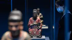 Relik patung kayu dipamerkan di sebuah museum yang dialihfungsikan dari bekas pembangkit listrik di Kota Ningbo, Provinsi Zhejiang, China, Jumat (12/6/2020). Museum ini memiliki area seluas 6.000 meter persegi. (Xinhua/Huang Zongzhi)