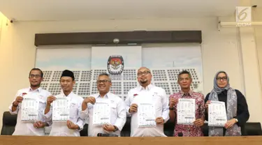 Komisioner KPU menunjukkan rilis 49 Caleg Berstatus Mantan Terpidana Korupsi pada Pemilu 2019 di Jakarta, Rabu (30/1). Hal ini berdasarkan ketentuan pasal 182 dan 240 UU Nomor 7 tahun 2017. (Liputan6.com/Helmi Fithriansyah)