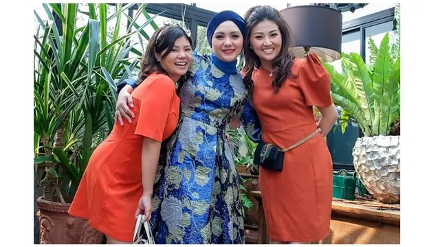 Saat menghadiri ulang tahun istri Eko Patrio, keduanya kompak mengenakan dress dengan warna senada.