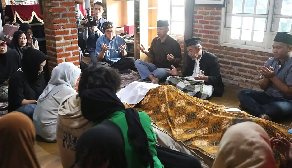 Kepergian Yon Koeswoyo menjadi duka dan luka bagi orang-orang terdekatnya. Terutama sanak keluarga dan para sahabat yang selama ini mengenal baik sosok Yon. (Bambang E.Ros/Bintang.com)