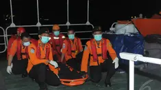 Tim SAR mengevakuasi  satu jenazah korban pesawat AirAsia QZ8501 di Pelabuhan Kumai, Kotawaringin Barat, Kalteng, Rabu (7/1/2015). (Liputan6.com/Herman Zakharia)