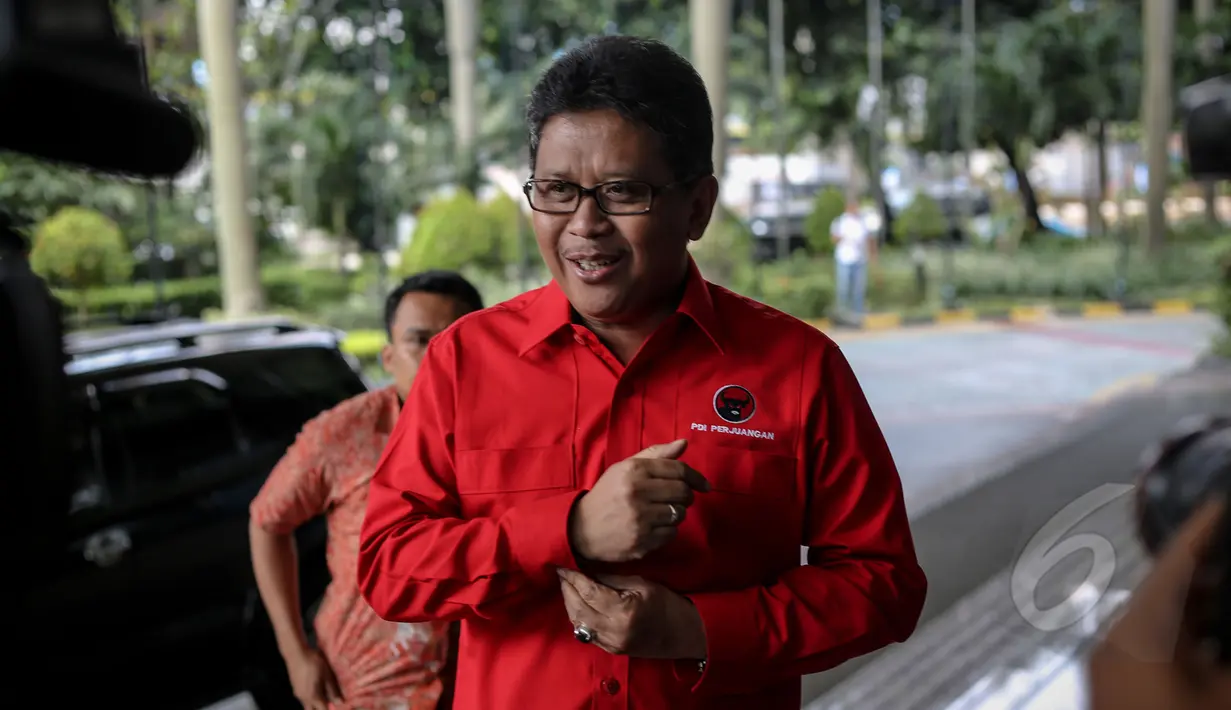 Sekjen PDIP Hasto Kristianto saat mendatangi Kantor Kemenkumham, Jakarta, Rabu (6/5/2015). Kedatangan Hasto untuk menyerahkan susunan Kepengurusan DPP PDIP periode 2015-2020 kepada Menkumham. (Liputan6.com/ Faizal Fanani)