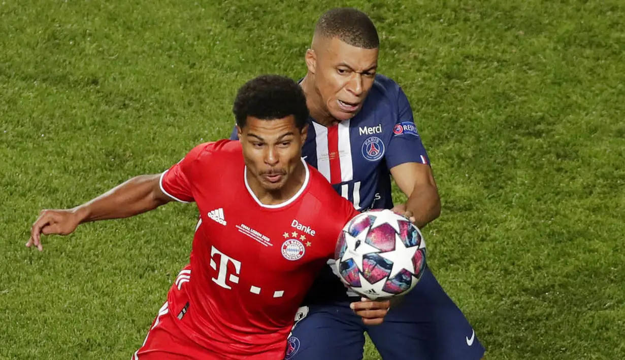 Pemain Bayern Munchen, Serge Gnabry, berebut bola dengan pemain Paris Saint-Germain (PSG), Kylian Mbappe, pada laga final Liga Champions di Stadion The Luz, Portugal, Senin (24/8/2020). Bayern Munchen menang 1-0 atas PSG. (AP/Manu Fernandez, Pool)