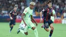 Pemain Barcelona, Lamine Yamal, berusaha melewati pemain Levante pada jornada kedua La Liga 2025/2026 di Estadio Ciudad de Valencia, Minggu (24/8/2025) dini hari WIB. (AP Photo/Alberto Saiz)