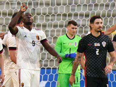 Striker Belgia, Romelu Lukaku (tengah) melakukan selebrasi usai mencetak gol ke gawang Kroasia dalam laga uji coba menjelang berlangsungnya Euro 2020 di King Baudouin Stadium, Brussels, Minggu (6/6/2021). Belgia menang 1-0 atas Kroasia. (AP/Francisco Seco)
