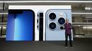 Wakil presiden senior Pemasaran Seluruh Dunia Apple Greg Joswiak berbicara tentang iPhone 13 Pro baru selama acara khusus Apple di Cupertino, California (14/9/2021). iPhone 13, iPhone 13 Mini, iPhone 13 Pro, dan iPhone 13 Pro Max baru saja dirilis Apple. (Brooks Kraft/Apple Inc. /AFP)