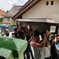 Peti jenazah Candra Kirana saat dibawa ke rumah duka dari Bandara Internasional SMB II Palembang (Liputan6.com / Nefri Inge)