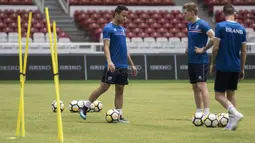 Para pemain Islandia berdiskusi saat latihan di SUGBK, Jakarta, Sabtu (13/1/2018). Islandia menggelar latihan resmi jelang laga persahabatan melawan Indonesia. (Bola.com/Vitalis Yogi Trisna)