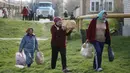 Sejumlah Warga melakukan aktivitas seperti biasa usai serangan bom bunuh diri di Stavropol, Rusia (11/4). Petugas memblokade jalan masuk ke distrik Novoseletsky, usai serangan tiga bom bunuh diri. (REUTERS/Eduard Korniyenko)