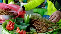 Jika anda berkunjug ke Provinsi Gorontalo saat Hari Raya Idul Adha seperti ini, tak lengkap rasanya jika anda tidak mencicipi kuliner yang satu ini. Olahan daging sederhana ini dinamakan dengan sate rica bawang. (Liputan6.com/Arfandi Ibrahim)