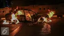 Mobil sedan bernopol B 8679 LG yang terbakar di jalan layang Latuharhari, Jakarta, Kamis (18/9/2015). Kejadian terjadi sekitar pukul 22.39 WIB, diduga kebakaran akibat konsleting listrik yang terjadi dibagian depan kap mobil. (Liputan6.com/Faizal Fanani)