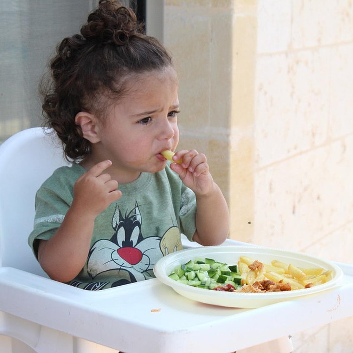 Cara Menghentikan Kebiasaan Anak Mengemut Makanan, Ketahui Penyebabnya