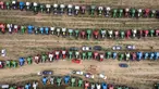 Foto udara menunjukkan traktor-traktor terparkir di sebuah ladang dalam sebuah protes menentang pencabutan larangan impor biji-bijian yang berasal dari Ukraina, di Dolni Bogrov, dekat Sofia, Bulgaria pada tanggal 19 September 2023. (Nikolay DOYCHINOV/AFP)