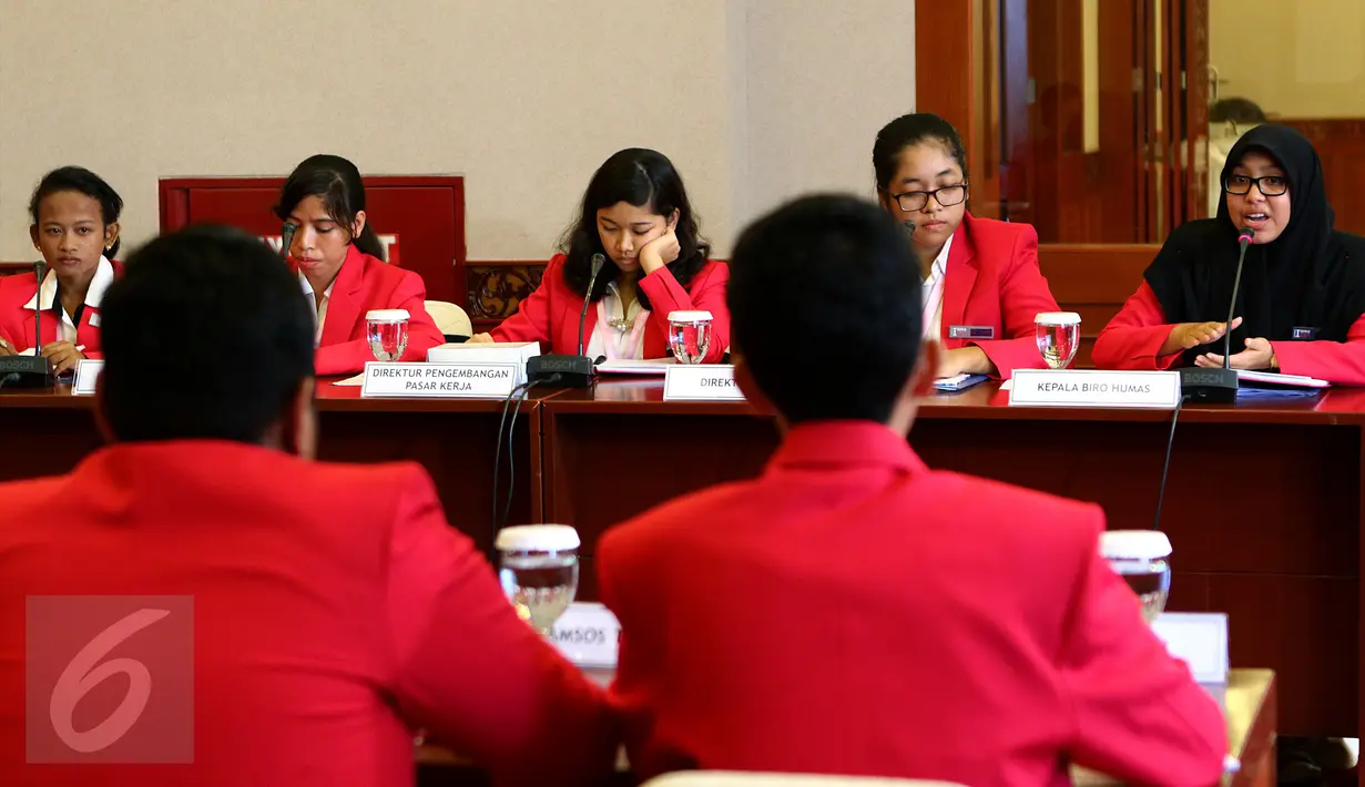 Seorang siswi yang berperan sebagai Kepala Humas sedang memberikan paparan saat rapat kerja di Kemenaker, Jakarta, Selasa (11/10). Kegiatan ‘Sehari Jadi Menteri’ ini dalam rangka merayakan Hari Anak Perempuan Internasional (Liputan6.com/Fery Pradolo)