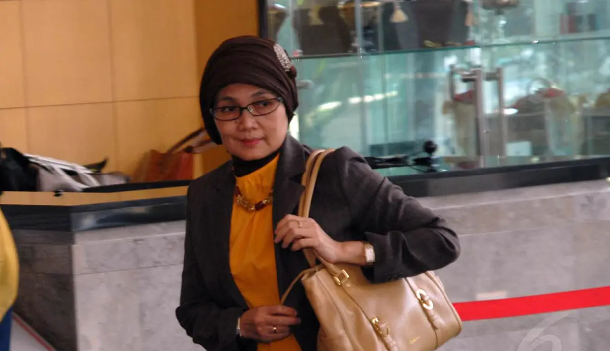 Sekjen DPR, Winantuningtyastiti, mendatangi gedung Komisi Pemberantasan Korupsi (KPK), Jakarta, Selasa (15/7/14). (Liputan6.com/Miftahul Hayat)