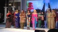 Para tokoh perempuan Indonesia yang menginspirasi tampil di catwalk saat Fashion & Cultural Festival 2019. (Liputan6.com/Putu Elmira)