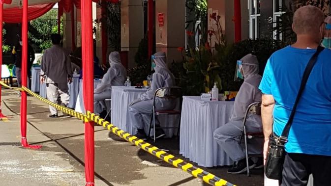 Mulai diberlakukan 6 April 2020, RSCM melaksanakan skrining terhadap pasien dan pengunjung sebelum masuk ke gedung demi mencegah penularan Corona COVID-19. (Dok RS Cipto Mangunkunsumo Jakarta)